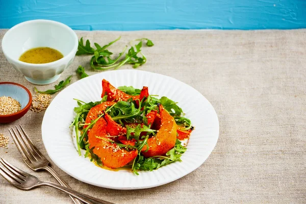 Abóbora Semente Gergelim Fresca Com Salada Arugula — Fotografia de Stock