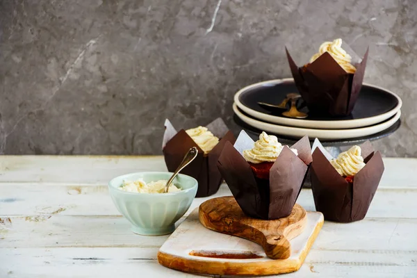 Krem peynir ile dekore edilmiş ev yapımı buzlanma cupcakes yakın çekim