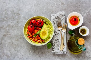 Vegan yemek kase üstten görünüm. Sağlıklı salata, avokado yarım, tahıl, fasulye, kavrulmuş sebze düz yatıyordu. Temiz yemek, gıda kavramı - görüntü diyet superfood