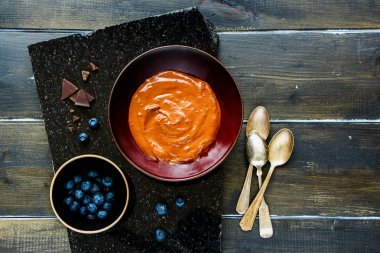 Sağlıklı kahvaltı kase. Düz-lay çikolata muz smoothie kase taze yaban mersini ile. Üstten görünüm, ek yükü - resim