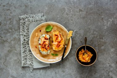 Taze somon tost yumuşak keçi peyniri ve fesleğen ile gri beton tablo arka plan üzerinde füme. Üstten görünüm, düz lay - görüntü