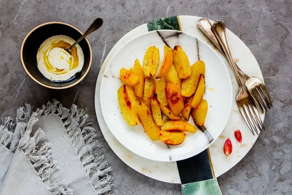 Puesta Plana Papas Fritas Caseras Con Ajo Salsa Blanca Sobre — Foto de Stock