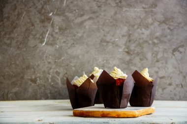 Taze krema kek krem peynir ile dekore edilmiştir.