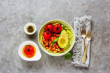 Düz vegan yemek kase yatıyordu. Taze salata, avokado yarım, tahıl, fasulye, kavrulmuş sebze, üstten görünüm. Temiz yemek, gıda kavramı - görüntü diyet superfood