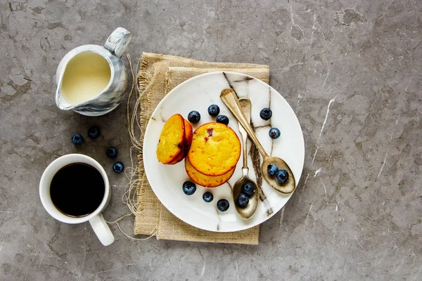 Hausgemachte Blaubeermuffins Mit Frischen Blaubeeren Flachlage Des Frühstücks Mit Tasse — Stockfoto