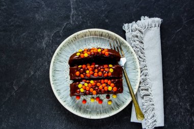 Çikolatalı pasta dilimlenmiş