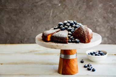 Taze pişmiş böğürtlenli kek