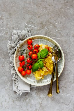 kızarmış patates soğan ile