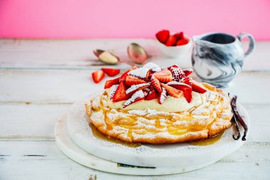 Pavlova kek çilek ile