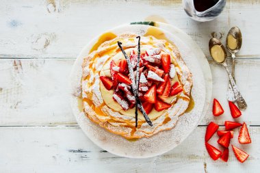 Pavlova kek çilek ile