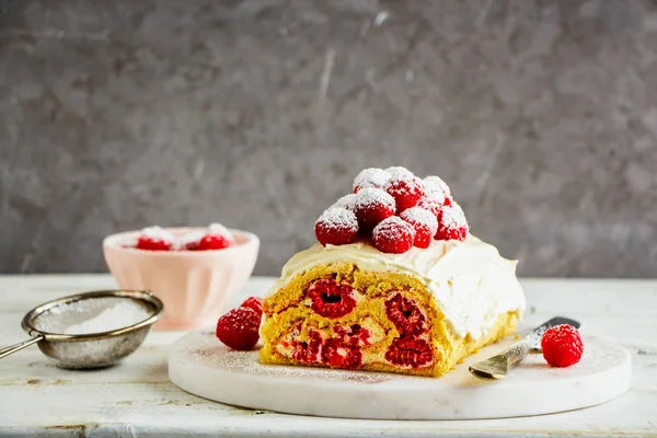 Délicieux gâteau aux framboises — Photo