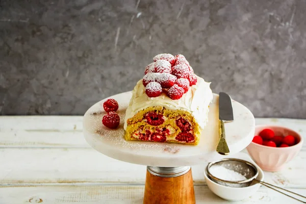 Délicieux gâteau aux framboises — Photo