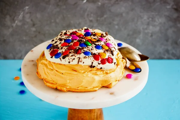 Pavlova torta színes Sprinkles — Stock Fotó