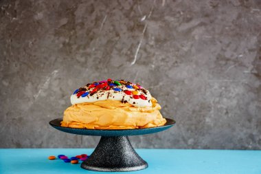 Renkli Sprinkles ile Pavlova kek