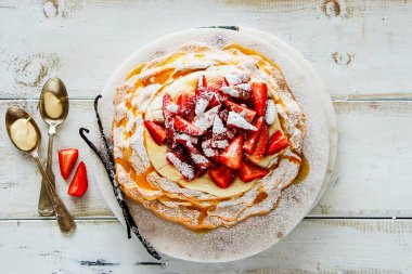 Pavlova kek çilek ile