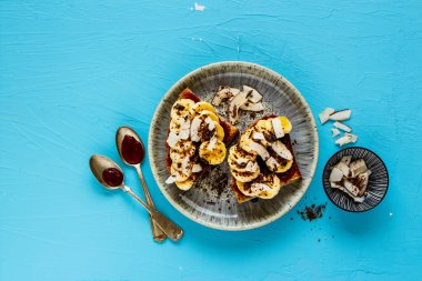Muz hindistan cevizi cips çikolata tost