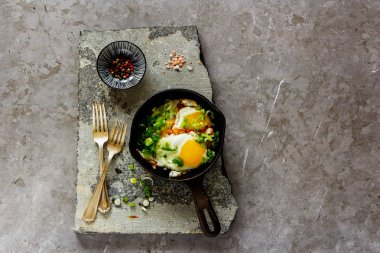 tavada kızarmış yumurta