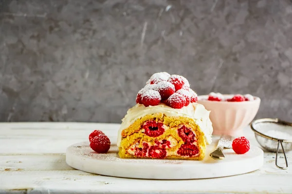 Délicieux gâteau aux framboises — Photo