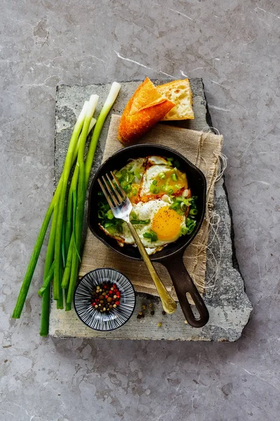 Uova fritte in padella — Foto Stock