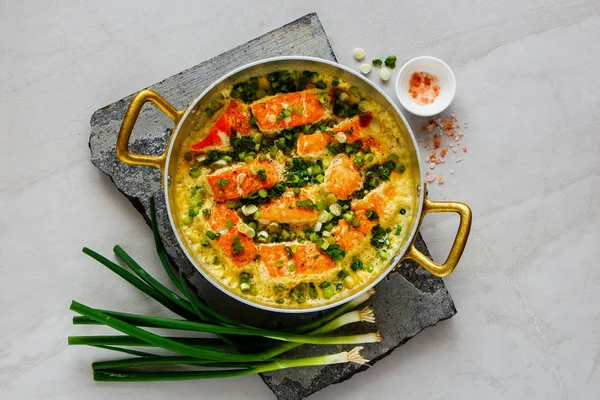 Salmão assado na frigideira — Fotografia de Stock