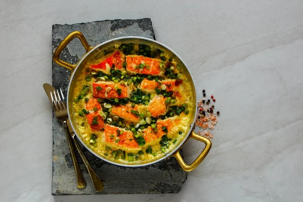 Salmão assado na frigideira — Fotografia de Stock