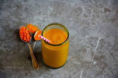 Mango muz zerdeçal smoothie