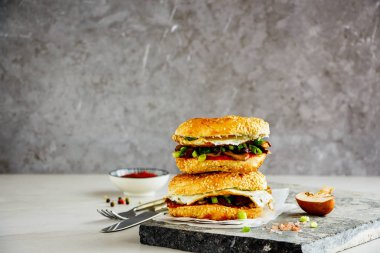 Mantar ve kızarmış yumurtasandviç