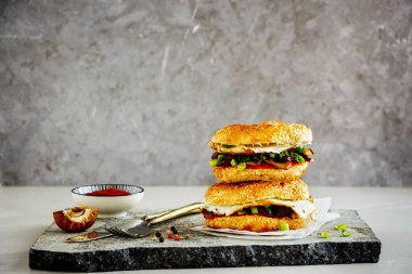 Mantar ve kızarmış yumurtasandviç