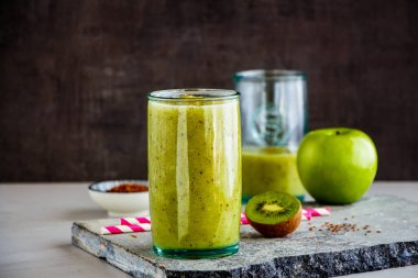 Yeşil smoothie kavanoz