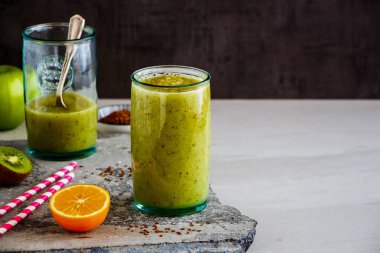 Yeşil smoothie kavanoz