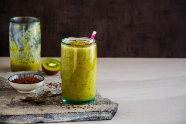 Yeşil smoothie kavanoz