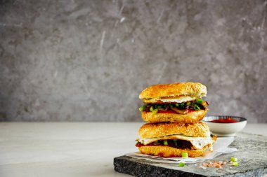 Mantar ve kızarmış yumurtasandviç