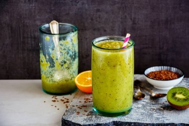 Yeşil smoothie kavanoz