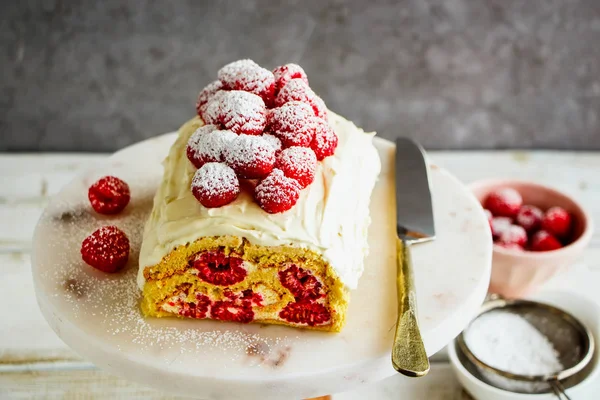 Délicieux gâteau aux framboises — Photo