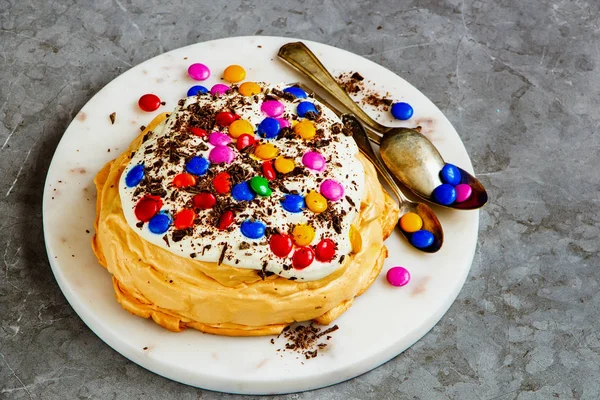 Gâteau Pavlova avec des saupoudres colorées — Photo