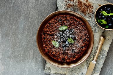 Çikolatalı yaban mersini crumble
