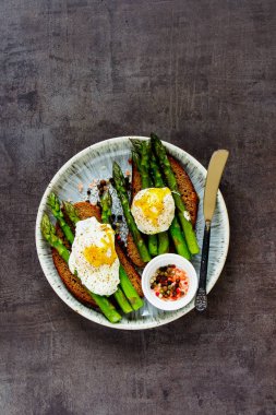 Aspargus ve yumurta ile toastlar
