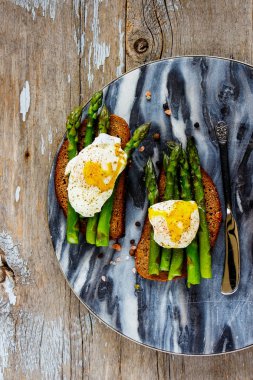 Aspargus ve yumurta ile toastlar