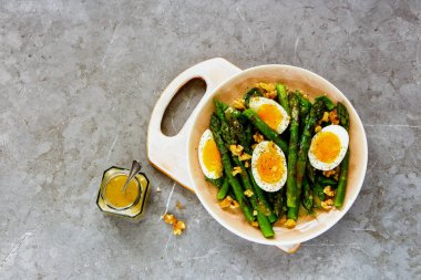Aspargus ve yumurta salatası
