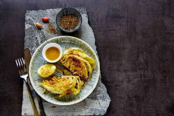 Col al horno con salsa de mostaza — Foto de Stock