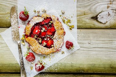 Antep fıstığı ile çilekli pasta