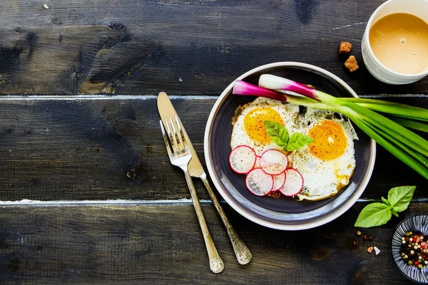 Oeufs frits dans une assiette — Photo