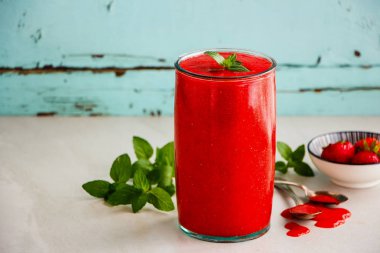 Çilek smoothie kavanoz