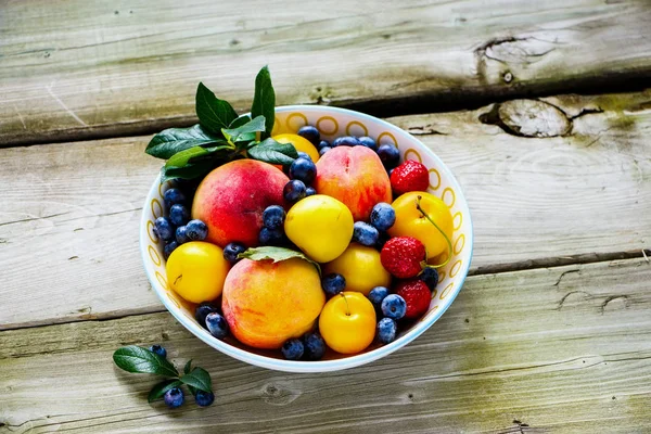 Летние фрукты и ягоды — стоковое фото