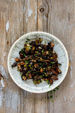 Tabakta kavrulmuş mantarlar