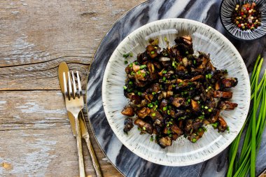 Tabakta kavrulmuş mantarlar