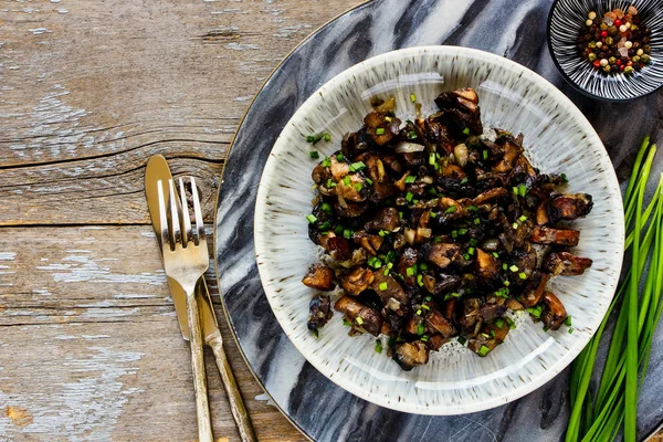 Tabakta kavrulmuş mantarlar