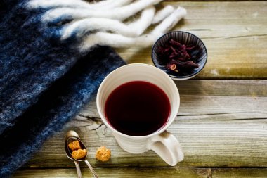 Sonbahar ahşap arka planda fincanda Hibiscus çayı 