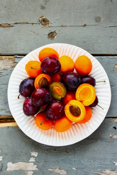木製のテーブルの上の夏の果物 — ストック写真