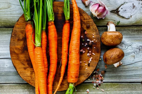 Ramo de zanahorias y verduras — Foto de Stock